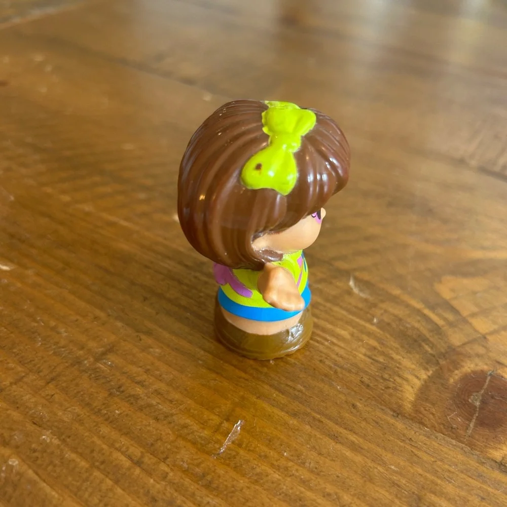 Fisher Price Little People girl with sunglasses  as is